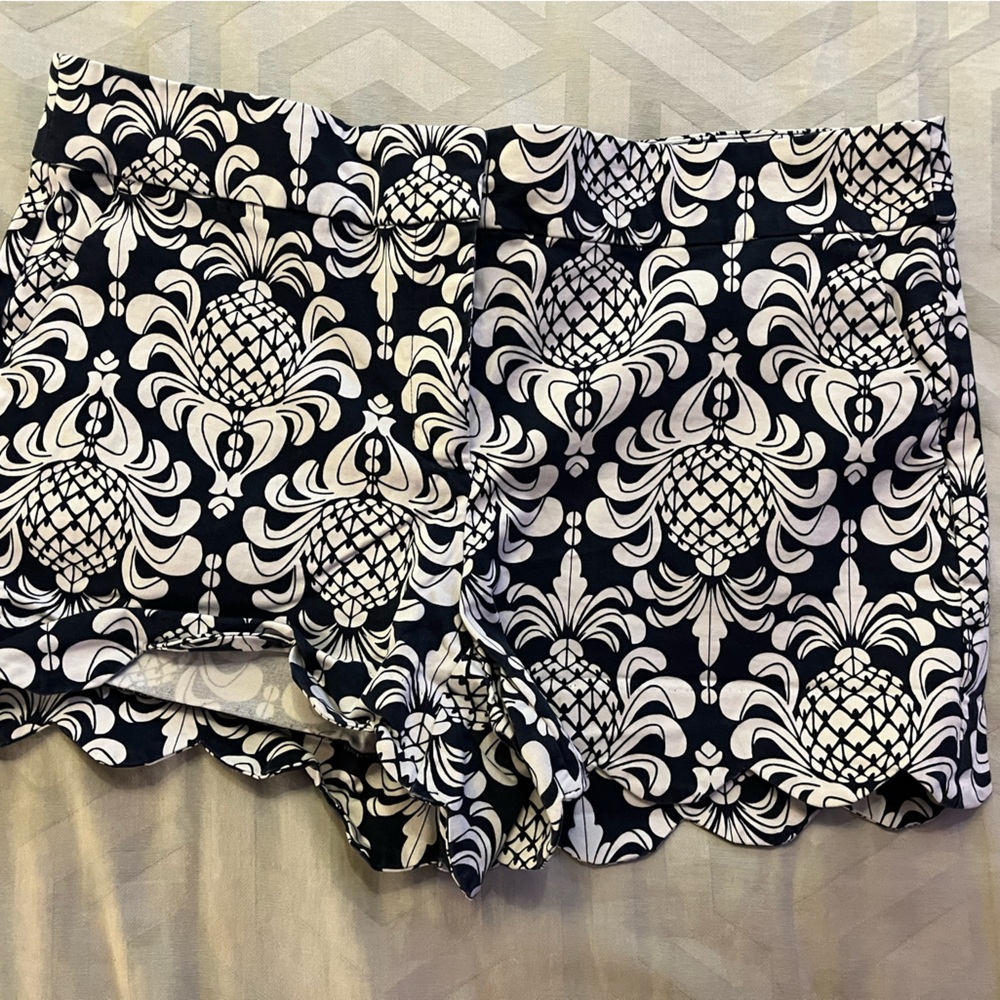 Crown and Ivy patterned shorts size M navy and white
